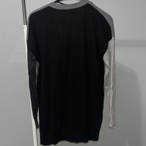 In cashmere sweater - Picture 4 of 6